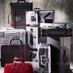 Verschiedene Koffer Und Taschen Vor Grauem Hintergrund Arrangiert